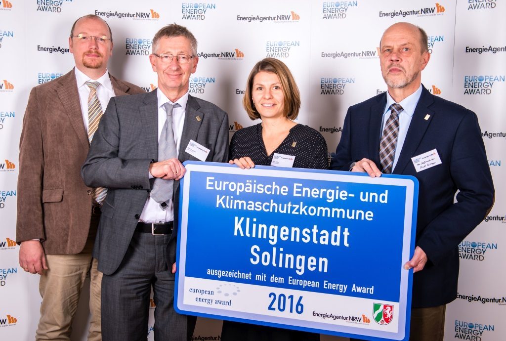 Solingen wurde zum fünften Mal mit dem European Energy Award ausgezeichnet. Den Preis nahmen am Mittwoch (v.li.) Rainer Eberhard vom Gebäudemanagement der Stadt Solingen, Peter Vorkötter und Birte Viétor von der Umweltplanung sowie Stadtdirektor Hartmut Hoferichter entgegen. (Foto: © Thomas Mohn / European Energy Award)