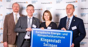 Solingen wurde zum fünften Mal mit dem European Energy Award ausgezeichnet. Den Preis nahmen am Mittwoch (v.li.) Rainer Eberhard vom Gebäudemanagement der Stadt Solingen, Peter Vorkötter und Birte Viétor von der Umweltplanung sowie Stadtdirektor Hartmut Hoferichter entgegen. (Foto: © Thomas Mohn / European Energy Award)