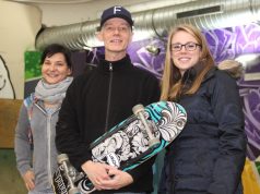 Freuen sich auf den 12. Sparkassen Santa Contest im Rollhaus: v.li. die Rollhaus-Verantwortlichen Tanja Kasten und Stefan Pleuger sowie Carolin Vesper von der Stadt-Sparkasse Solingen. (Foto: B. Glumm)