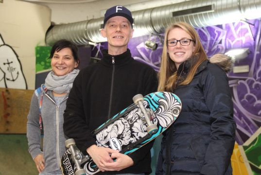 Freuen sich auf den 12. Sparkassen Santa Contest im Rollhaus: v.li. die Rollhaus-Verantwortlichen Tanja Kasten und Stefan Pleuger sowie Carolin Vesper von der Stadt-Sparkasse Solingen. (Foto: B. Glumm)