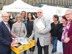 Angelika Rudzio (li.) vom Palliativen Hospiz Solingen freute sich über die Zuwendungen der Volksbank um Eric Brühne (li.) und der Bezirksvertretung Mitte um Bezirksbürgermeister Richard Schmidt (SPD, mi.). (Foto: B. Glumm)