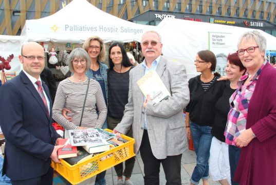 Angelika Rudzio (li.) vom Palliativen Hospiz Solingen freute sich über die Zuwendungen der Volksbank um Eric Brühne (li.) und der Bezirksvertretung Mitte um Bezirksbürgermeister Richard Schmidt (SPD, mi.). (Foto: B. Glumm)