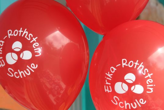 Drei Steine bilden das Logo der Erika-Rothstein-Schule. Denn aus drei Solinger Förderschulen wurde eine gemacht. Das allerdings mit einer Dependance. (Foto: © Bastian Glumm)