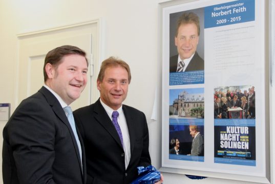 Ist seit Freitagvormittag nun auch mit einem Porträtbild in der Ahnenreihe der Solinger Oberbürgermeister vertreten: Norbert Feith (CDU, re.), der das Amt von 2009 bis 2015 inne hatte. (Foto: B. Glumm)