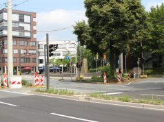 Im Rahmen der Umbaumaßnahmen der Konrad-Adenauer-Straße wird auch die Einmündung zur Merianstraße platzähnlich umgestaltet. Zeitweise wird diese deshalb zur Sackgasse. (Archivfoto: © B. Glumm)