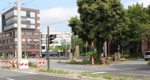 Im Rahmen der Umbaumaßnahmen der Konrad-Adenauer-Straße wird auch die Einmündung zur Merianstraße platzähnlich umgestaltet. Zeitweise wird diese deshalb zur Sackgasse. (Archivfoto: © B. Glumm)