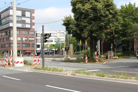 Im Rahmen der Umbaumaßnahmen der Konrad-Adenauer-Straße wird auch die Einmündung zur Merianstraße platzähnlich umgestaltet. Zeitweise wird diese deshalb zur Sackgasse. (Archivfoto: © B. Glumm)