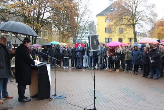 Zahlreiche Menschen versammelten sich jetzt vor dem alten Hochbunker an der Malteser Straße, wo einst die Solinger Syangoge stand. Sie gedachten der Opfer von Holocaust und Naziverbrechen. (Foto: B. Glumm)