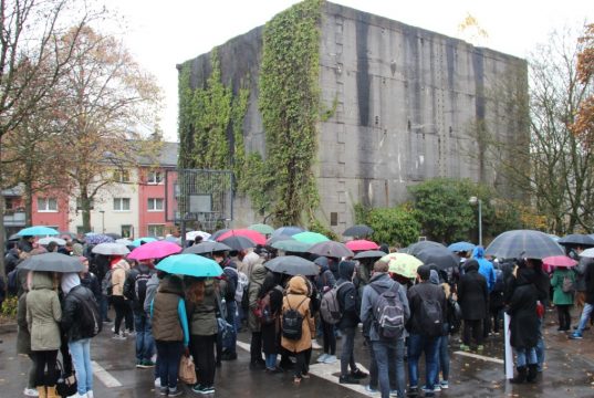Die Nationalsozialisten zerstörten die Solinger Synagoge an der Malteser Straße und errichteten an gleicher Stelle einen Hochbunker. Dort findet jede Jahr am 9. November eine Gedenkveranstaltung an die Pogromnacht statt. (Foto: © Bastian Glumm)