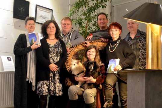 Die Solinger Autorenrunde um Initiatorin Martina Hörle (li.) präsentierte jetzt ihr neuestes Werk mit dem Titel "Der Berg bewegt sich". (Foto: © Alex Knoll/Martina Hörle)