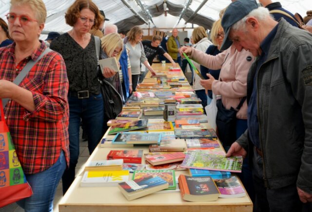 Die Bücherbörse hat nichts von ihrer Anziehung verloren. Auch in diesem Jahr gab es wieder jede Menge Lesestoff für die Besucher. (Foto: © Martina Hörle)