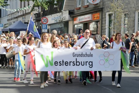 In einem kunterbunten Festumzug präsentierten sich am Sonntag auch die Walder Grundschulen. Wettergott Petrus spielte mit! (Foto: © Bastian Glumm)