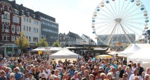 Ganz schön was los auf dem Neumarkt. Am Freitagnachmittag wurde offfiziell der Zöppkesmarkt 2016 eröffnet. (Foto: B. Glumm)