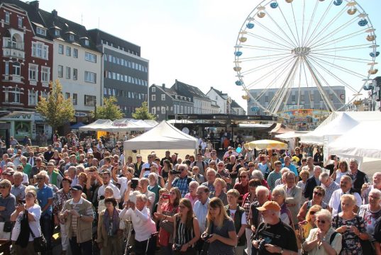 Ganz schön was los auf dem Neumarkt. Am Freitagnachmittag wurde offfiziell der Zöppkesmarkt 2016 eröffnet. (Foto: B. Glumm)