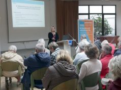 Beiratsschulung im Zentrum Frieden in Solingen: Ulrike Kempchen, Leiterin des Beratungsdienstes der BIVA, informierte Ehrenamtliche über ihre Aufgaben im Heimbeirat. (Foto: BIVA e.V.)