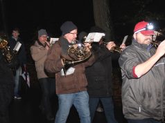 Musizierend legte der Martinszug am Donnerstagabend am Eugen-Maurer-Haus in Gräfrath los. Zahlreiche Kinder und Eltern schlossen sich diesem an. (Foto: B. Glumm)