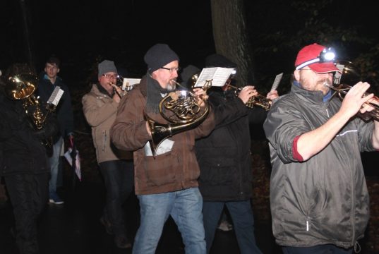 Musizierend legte der Martinszug am Donnerstagabend am Eugen-Maurer-Haus in Gräfrath los. Zahlreiche Kinder und Eltern schlossen sich diesem an. (Foto: B. Glumm)