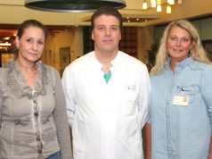 Freuen sich auf viele Besucher beim 9. Selbsthilfetag im Klinikum am 19. November: Cornelia Bartsch (li.) vom Stadtdienst Gesundheit, Dr. Ralf Buhl, Ärztlicher Direktor des Klinikums und Silvia Kettner, Assistentin des Ärtzlichen Direktors und Mitoganisatorin des Selbsthilfetages. (Foto: B. Glumm)