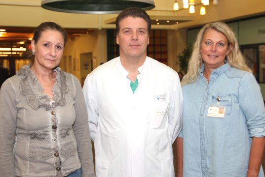 Freuen sich auf viele Besucher beim 9. Selbsthilfetag im Klinikum am 19. November: Cornelia Bartsch (li.) vom Stadtdienst Gesundheit, Dr. Ralf Buhl, Ärztlicher Direktor des Klinikums und Silvia Kettner, Assistentin des Ärtzlichen Direktors und Mitoganisatorin des Selbsthilfetages. (Foto: B. Glumm)