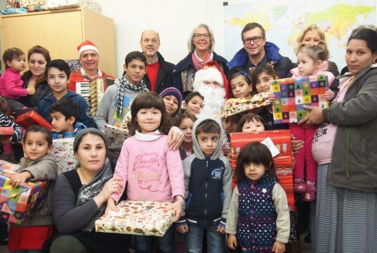 Der Solinger Kiwanisclub feierte am Samstag Advent mit Flüchtlingsfamilien in der Unterkunft in Wald. Selbstverständlich dürften die Kinder sich über Geschenke der Kiwanier freuen. (Foto: Privat)
