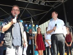 Falk Dornseifer (li.), 1. Vorsitzender des Vereins zur Förderung des traditionellen Solinger Brauchtums, war mit dem diesjährigen Zöppkesmarkt sehr zufrieden. (Foto: B. Glumm)