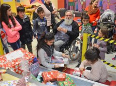 Große Bescherung gab es am Donnerstag im Felix Kids-Club. Aufgrund einer gewonnenen Wette von Radio RSG wurde 111 Kindern ein Weihnachtswunsch erfüllt. (Foto: © Martina Hörle)