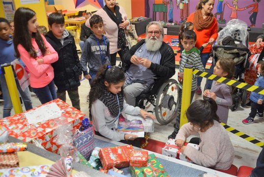 Große Bescherung gab es am Donnerstag im Felix Kids-Club. Aufgrund einer gewonnenen Wette von Radio RSG wurde 111 Kindern ein Weihnachtswunsch erfüllt. (Foto: © Martina Hörle)