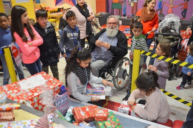 Große Bescherung gab es am Donnerstag im Felix Kids-Club. Aufgrund einer gewonnenen Wette von Radio RSG wurde 111 Kindern ein Weihnachtswunsch erfüllt. (Foto: © Martina Hörle)