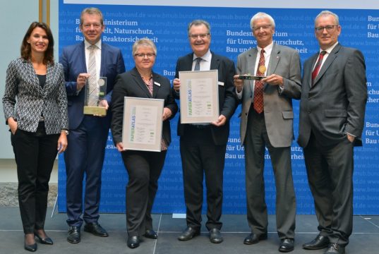 Bürgermeister Ernst Lauterjung (3.v.re.) nahm in Berlin die Urkunde für den 2. Platz entgegen. An seiner Seite: v.li. Rita Schwarzelühr-Sutter (Parlamentarische Staatssekretärin im BMUB), Steffen Mues (Bürgermeister der Stadt Siegen), Simone Fey-Hoffmann (Leiterin Personal und Organisation der Stadt Leverkusen) sowie rechts von Ernst Kauterjung Günter Karen-Jungen (Bürgermeister der Stadt Düsseldorf) und Ulrich Feuersinger (Sprecher der IPR). (Foto: IPR - Initiative Pro Recyclingpapier )
