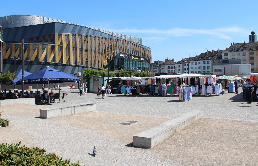 Der Neumarkt in der Solinger Innenstadt mit Blick auf das Einkaufszentrum Hofgarten. (Archivfoto: © Bastian Glumm)