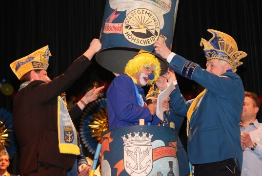 Machten es bis zur letzten Sekunde spannend: Um 19.11 Uhr wurde das Geheimnis gestern gelüftet und Oberbürgermeister Tim Kurzbach und Prinzenbgarde-Präsident Joachim Junker halfen dem diesjährigen Hoppeditz Jan Höttges aus der Tonne. (Foto: B. Glumm)