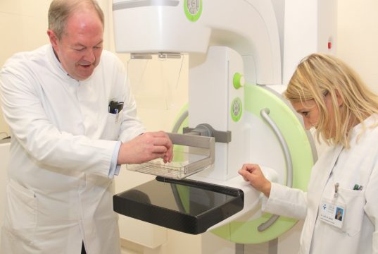 Nehmen am Dienstag das neue Mammographie-Gerät im Klinikum in Betrieb: Professor Dr. René Lorenz, Chefarzt des Institutes für Radiologie und Dr. Manuela Seifert, Leiterin der Abteilung für Senologie / Brustklinik innerhalb der Klinik für Frauenheilkunde und Geburtshilfe am Klinikum. (Foto: B. Glumm)
