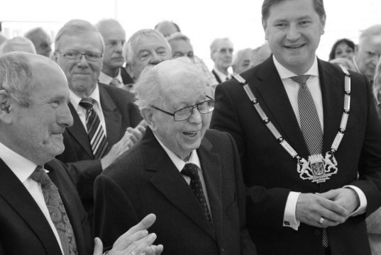 Solingens langjähriger Oberbürgermeister Gerd Kaimer verstarb am Sonntag im Alter von 90 Jahren. Im Rahmen einer öffentlichen Gedenkstunde nimmt Solingen am kommenden Dienstag Abschied. (Archivfoto: © Bastian Glumm)