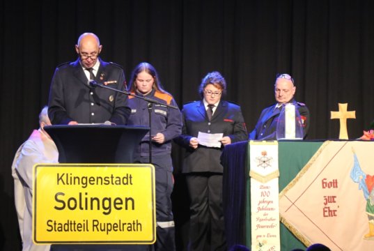 Im Rahmen eines Gottesdienstes wurde am Samstagvormittag in der Merscheider Cobra das 125-jährige Bestehen der Löscheinheit 2 Rupelrath gefeiert. (Foto: © Bastian Glumm)