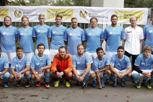 Tragen jetzt stolz einen Trikotsponsor auf der Brust: die Mannschaft des Hobbyligisten Calimero United. Oliver Stamm von der Vermögensberatung AachenerMünchener (li.) machte das möglich. (Foto: Calimero United)
