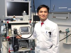Dr. Gia Phuong Nguyen ist Chefarzt der Inneren. Der Experte für Gastroenterologie lebt mit seiner Familie in Solingen. (Foto: © Bastian Glumm)