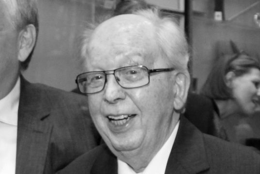 Am Sonntag verstarb Solingens langjähriger Oberbürgermeister Gerd Kaimer. Der Solinger Journalist und Autor Hans-Georg Wenke blickt in seinem Gastbeitrag auf Kaimer und seine Verdienste für die Stadt Solingen zurück. (Archivfoto: B. Glumm)