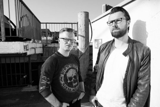 Daniel Juhr (li.) und Daniel Kohlhaas lesen im Atelier AndersARTig aus ihrem Mysterythriller. (Foto: © Veranstalter)