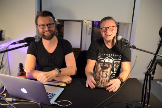 In einem spannenden Live-Hörspiel präsentierten Daniel Juhr und Daniel Kohlhaas am Freitag im Atelier AndersARTig ihren neuen Mysterythriller 13zehn. (Foto: © Martina Hörle)