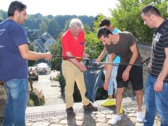 Die Mannen um Reinhard Burski (2.v.li) von "Gräfrath hilft" wollten etwas tun. Am Mittwoch hatten sie dazu zum ersten Mal die Gelegenheit und reinigten Plätze und Wege in ihrem Stadtteil. (Foto: B. Glumm)
