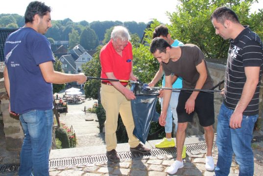 Die Mannen um Reinhard Burski (2.v.li) von "Gräfrath hilft" wollten etwas tun. Am Mittwoch hatten sie dazu zum ersten Mal die Gelegenheit und reinigten Plätze und Wege in ihrem Stadtteil. (Foto: B. Glumm)