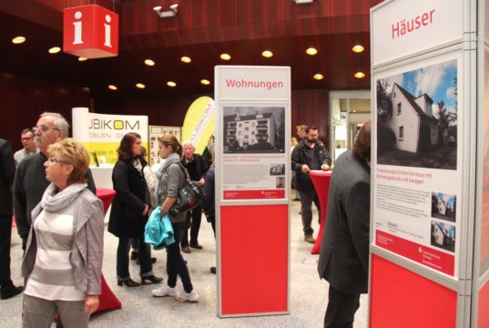 Zum 51. Mal findet am 4. März die beliebte Immobilien-Ausstellung in der Hauptstelle der Stadt-Sparkasse Solingen statt. (Archivfoto: © Bastian Glumm)