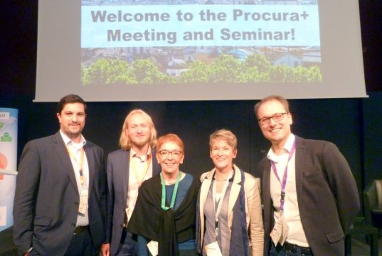 Eine Delegation aus NRW nimmt in Rom an einer europäischen Konferenz zur nachhaltigen Beschaffung teil: v.li. Holger Willing, Tim Stoffel, Dr. Lale Akgün (newtrade nrw/Staatskanzlei NRW), Ariane Bischoff (Stadt Solingen), Dr. Maximilian Müngersdorff (DIE). (Foto: Stadt Solingen)