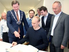 Trugen sich am Freitagabend in das Goldene Buch der stadt Solingen ein: Die deutschen Meister der Schachgesellschaft Solingen. (Foto: B. Glumm)