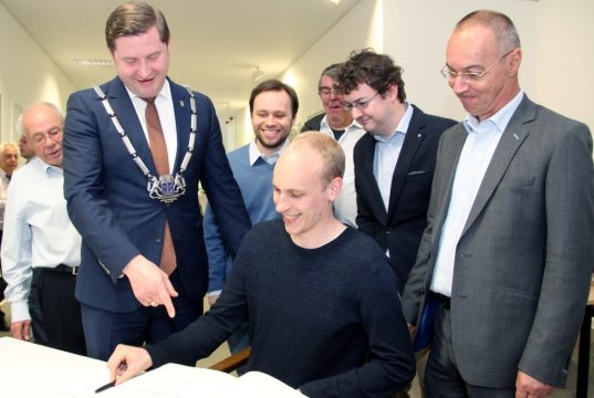 Trugen sich am Freitagabend in das Goldene Buch der stadt Solingen ein: Die deutschen Meister der Schachgesellschaft Solingen. (Foto: B. Glumm)