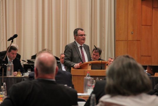 Bürgermeister Ernst Lauterjung (SPD) im Rat der Stadt Solingen. (Archivfoto: B. Glumm)