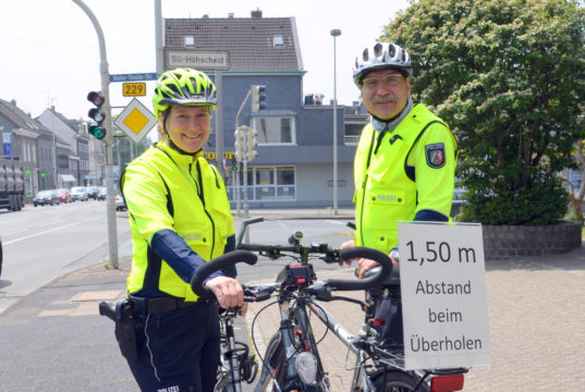 Daniela Berghaus und Ulrich Schmidt vom Solinger Team der Verkehrssicherheit sind in dieser Woche mit ihren Rädern unterwegs, um auf den Sicherheitsabstand von 1,50 Meter aufmerksam zu machen. Dieser Abstand ist für Autofahrer beim Überholen von Radfahrern inzwischen gesetzlich vorgeschrieben. (Foto: © Martina Hörle)
