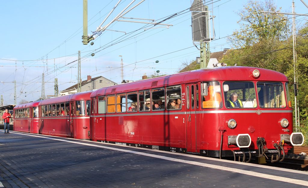 Der historische Schienenbus pendelte am Wochenende zwischen den Hauptbahnhöfen Solingen und Remscheid. (Foto: © Tim Oelbermann)