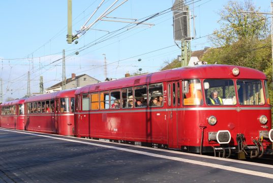 Der historische Schienenbus pendelte am Wochenende zwischen den Hauptbahnhöfen Solingen und Remscheid. (Foto: © Tim Oelbermann)