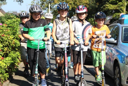 Mit dem Roller zu fahren, will gelernt sein. Vor allem dann, wenn man auf dem Weg von oder zur Schule ist. Seit geraumer zeit trainieren Viertklässler der Grundschule Weyer exakt dafür. (Foto: B. Glumm)